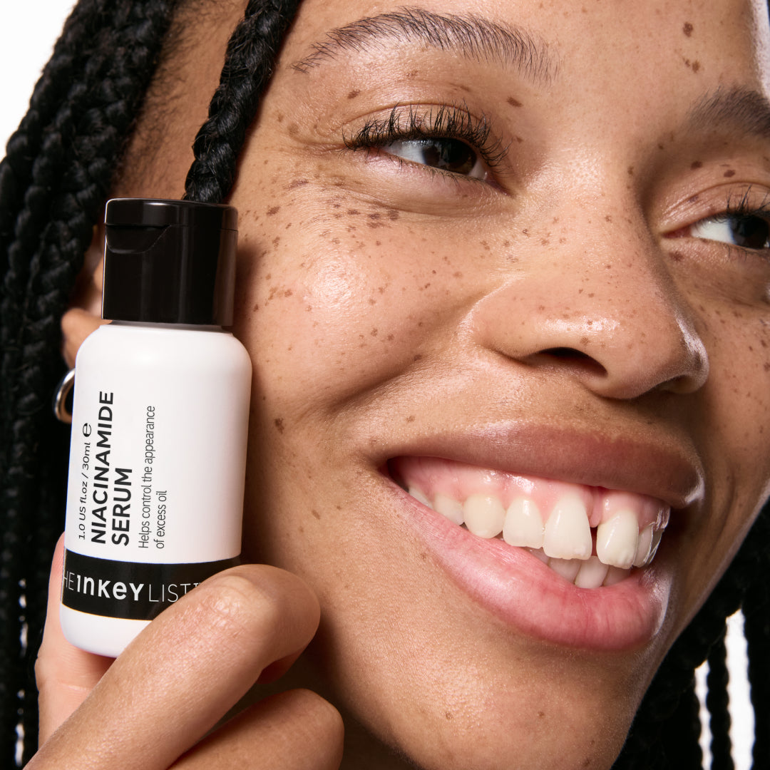10-niacinamide-serum-duo-w6 Model01_d6be0920-41bd-4df2-8281-5a1face2e177.jpg